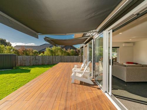 Sundaze Escape - Cooks Beach Holiday Home