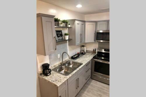 New 2 Bedroom Luxury Apartment -great Location -modern