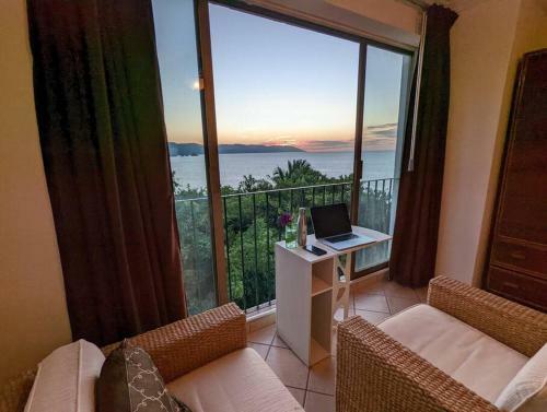 Apartamento 2 Bed/2 Bath Condo W/stunning Ocean Views & Pool