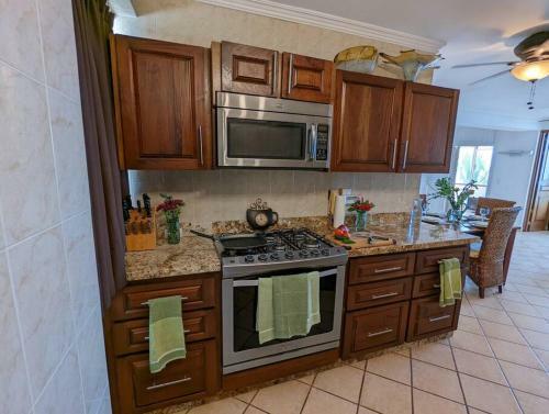 Apartamento 2 Bed/2 Bath Condo W/stunning Ocean Views & Pool