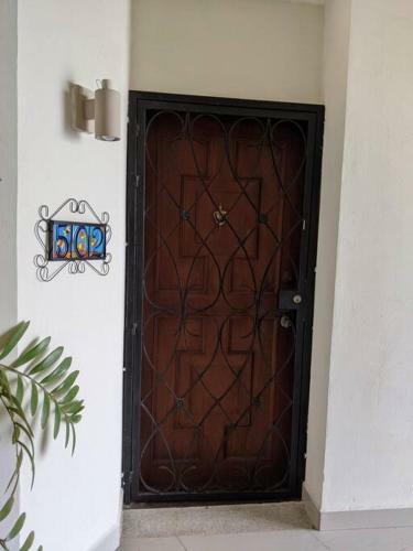 Apartamento 2 Bed/2 Bath Condo W/stunning Ocean Views & Pool