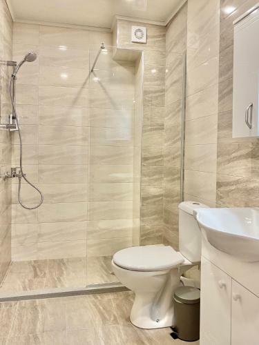 Top Location Apartment With 2bath & Parking For 6 Guests
