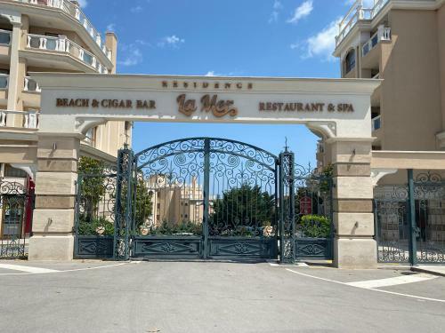 Luxurious And Panoramic Apartment At The Beach In La Mer Complex