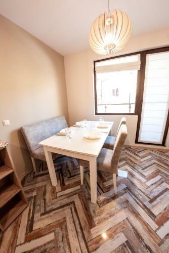 Bright 1bdr Apartment With A Balcony