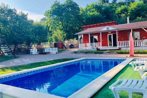 Charming Home By Feleacu