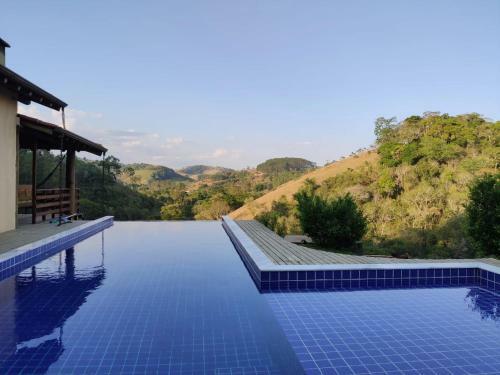 Chal� Master Com Piscina de Borda Infinita