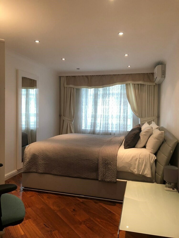 The New London Carlton Hotel