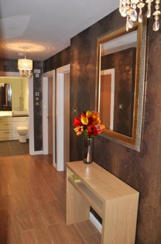 Zinn Apartments - The Royals