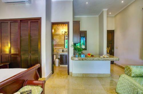 Beachfront Cenote Villa- Breakfast-cooks Included!