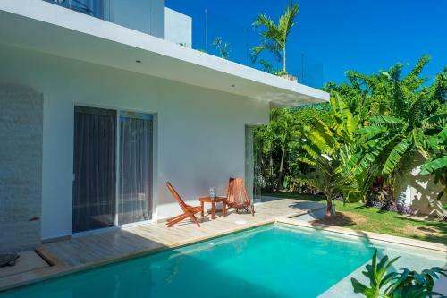 Yaakunah Dine Poolside At A Chic Paradise Villa In Tulum