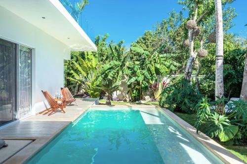Yaakunah Dine Poolside At A Chic Paradise Villa In Tulum
