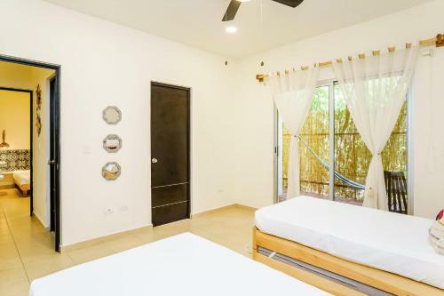 Garden Terrace Condo Plus Bikes Available & Pool Onsite