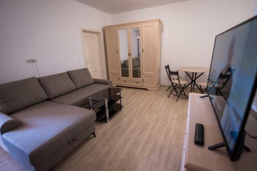 New Central Lake Apartment Mamaia Iaki