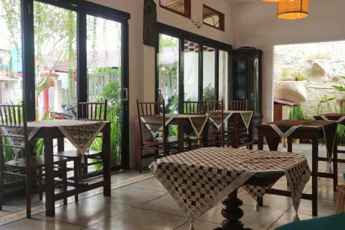 Hinggil Homestay Syariah Redpartner