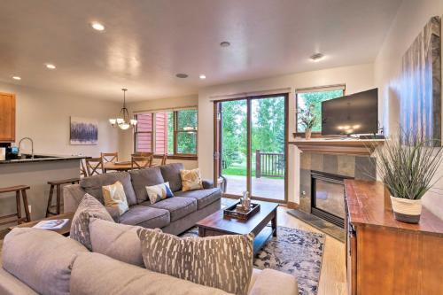 Updated Family Getaway With Hot Tub And Ski Shuttle!