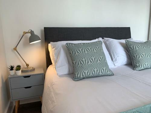 Chertsey - Beautiful Modern 2 Bedroom Apartment