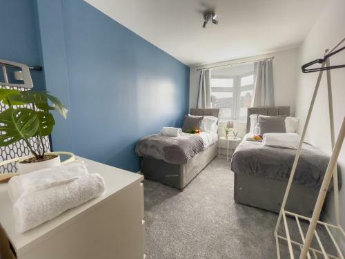 Spacious Contractor Flat For Large Groups - Private Parking By Tailored Apartments
