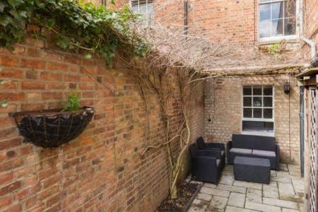 Regency Apartment - Private Entrance & Courtyard