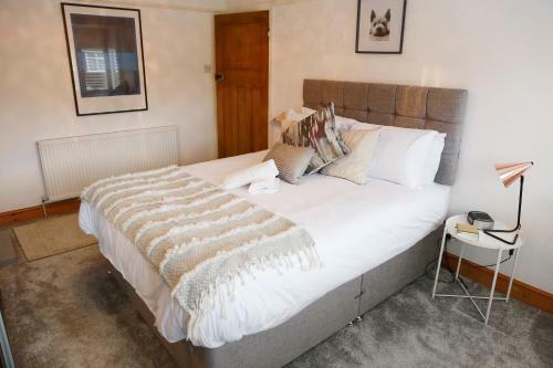 Lions Den - Zoo Accommodation Chester