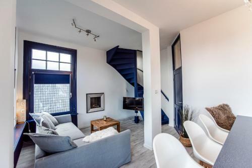 Shell Square Apartment