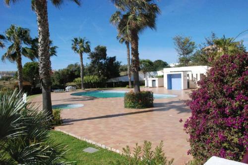 Great 2 Bedroom Apartment With Communal Pool