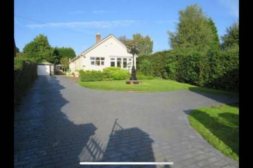 Villa 3 Bed Detached Bungalow With Big Garden