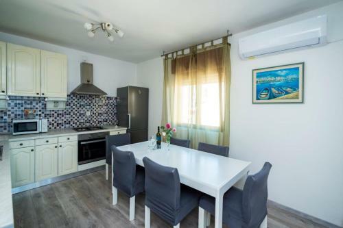 Sunny Apartment Nikola Near Airport Split