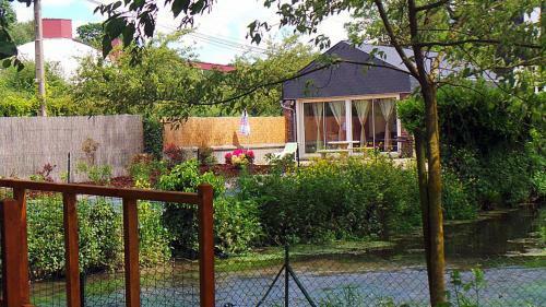 Cabanes Flottantes Et G�tes Au Fil de L'eau