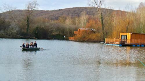 Cabanes Flottantes Et G�tes Au Fil de L'eau
