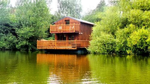 Cabanes Flottantes Et G�tes Au Fil de L'eau