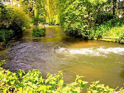 Cabanes Flottantes Et G�tes Au Fil de L'eau