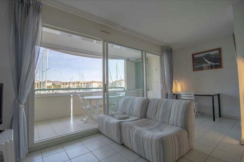 Apartment With Balcony And View On The Port