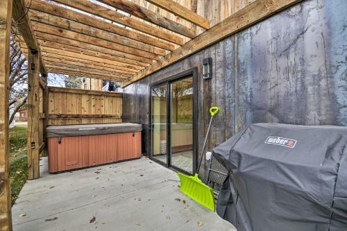 Modern Townhome With Rooftop Deck And Hot Tub!