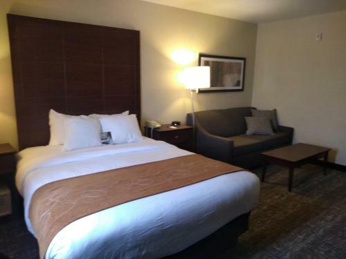 Hotel Comfort Suites At Royal Ridges