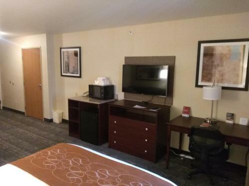 Hotel Comfort Suites At Royal Ridges