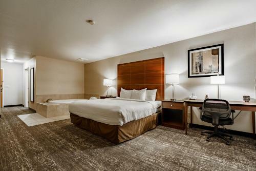 Hotel Comfort Suites At Royal Ridges