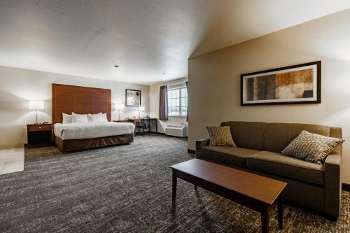 Hotel Comfort Suites At Royal Ridges
