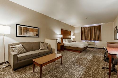 Hotel Comfort Suites At Royal Ridges
