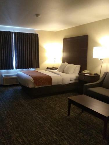Hotel Comfort Suites At Royal Ridges