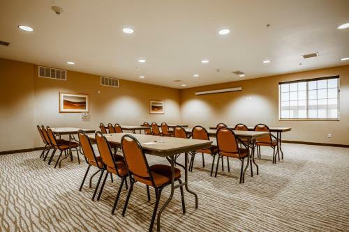 Hotel Comfort Suites At Royal Ridges