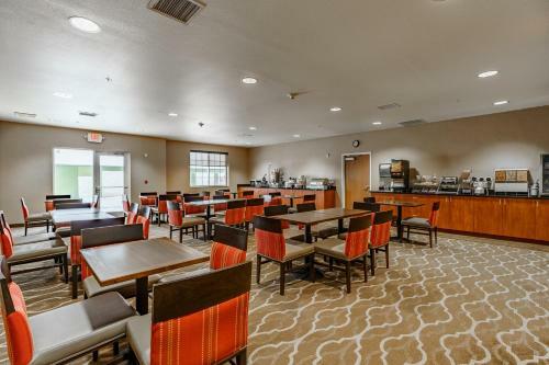 Hotel Comfort Suites At Royal Ridges