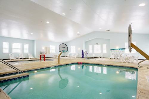 Hotel Comfort Suites At Royal Ridges
