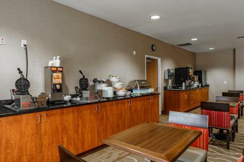 Hotel Comfort Suites At Royal Ridges