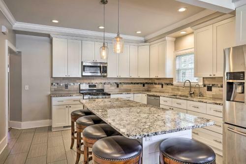 Luxe Omaha Home With Yard - 3 Mi To Downtown!
