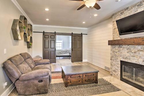 Luxe Omaha Home With Yard - 3 Mi To Downtown!