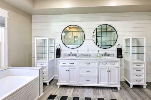 Luxe Omaha Home With Yard - 3 Mi To Downtown!