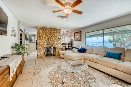 Beachy Backyard/heated Pool! 14 Bed, 6 Bdrm Home!