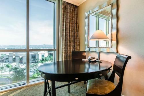 Signature Suites By Voyargo Deluxe Studio Strip View 1109
