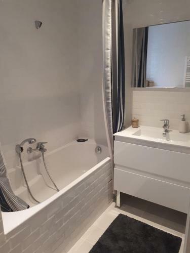 Maison Eli (Charming Basque House In Gu�thary Village)