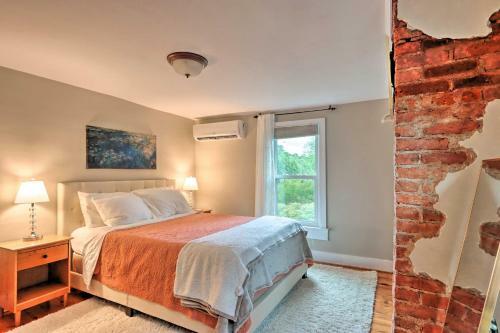 Charming Abode With Patio - Walk To Town And River!